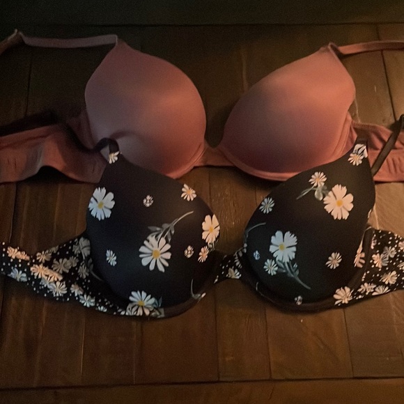 SOLD☁️😇🌼🌼🩷🩷VS Lightly lined full coverage- 34B. Very loved and worn often - Picture 4 of 8